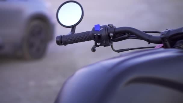 Motorfiets items close-up zijspiegels, schokdemper, wiel, vleugel, toning — Stockvideo