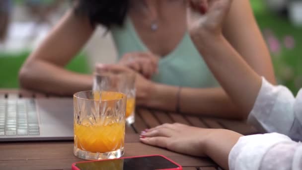 Människor, kommunikation och vänskap koncept - unga kvinnor talar på utomhus café, dela goda nyheter, gester, närbild — Stockvideo