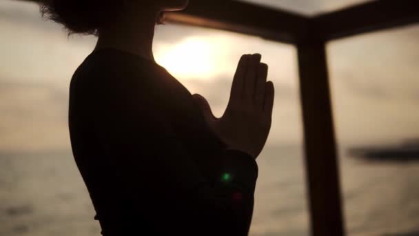 Silueta klidné ženy relaxační meditace těší klid v blízkosti moře, klidná klidná dívka dělá jóga cvičení cítit žádný stres — Stock video
