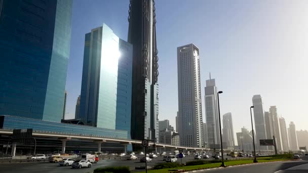 Sole luce giorno dubai città metropolitana linea strada vista 4k Dubai, Emirati Arabi Uniti — Video Stock