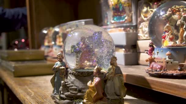 Agitado globo de neve mítico bíblia cena de Jesus nascimento neve cai — Vídeo de Stock