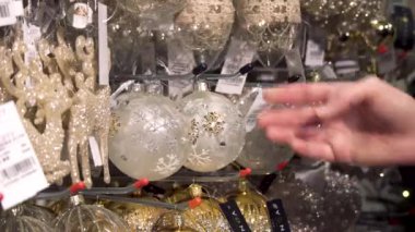 Noel için hazırlanıyor. Noel süslemeleri Shop seçimi, yakın çekim.