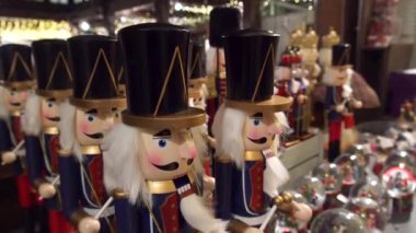 Vitrin Noel süslemeleri ile ahşap Fındıkkıran