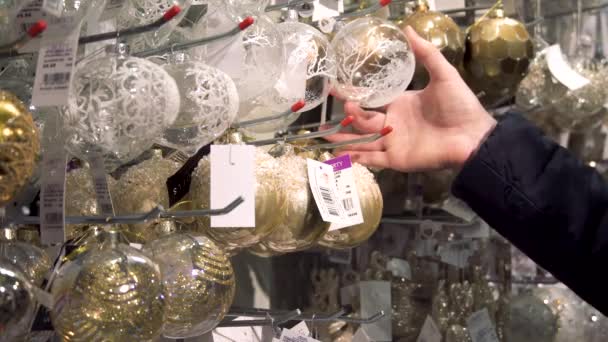 スーパー マーケットの選択と集中で新年とクリスマスの装飾販売 — ストック動画