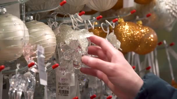 Krásná vitrína s vánoční dekorace a hračky zavření zobrazení — Stock video