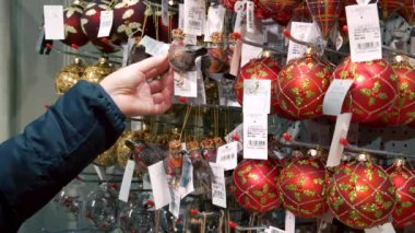 Noel için hazırlanıyor. Noel süslemeleri Shop seçimi, yakın çekim