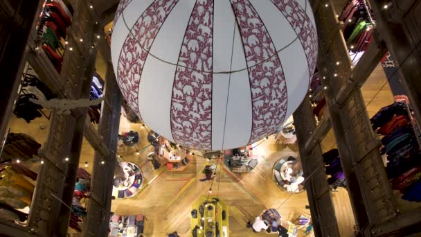 Decoración de Navidad hermosos detalles arquitectónicos interiores de Liberty Department Store. Londres, Reino Unido — Vídeos de Stock