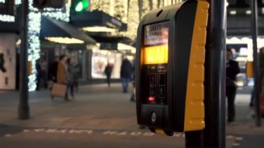 Yaya düğmeye basar ve bir geçiş yeşil tabelaya bekler