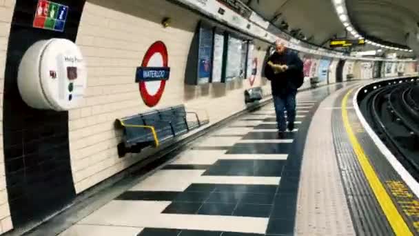 U-Bahn-Station Waterloo im Zeitraffer. London, Großbritannien — Stockvideo