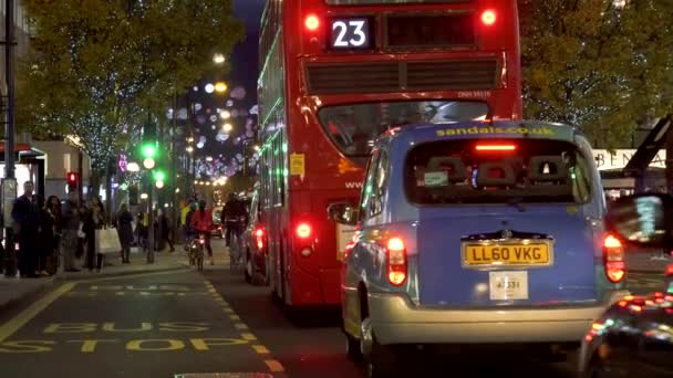 Julbelysning Röda Bussar Och Svart Förarhytter Livliga Oxford Street London — Stockvideo