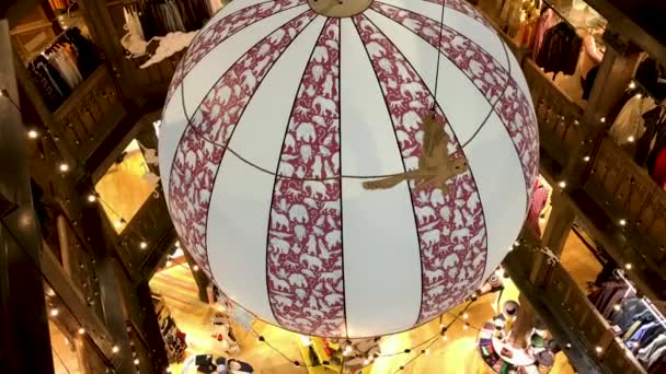 Decorazione natalizia bellissimi dettagli architettonici interni di Liberty Department Store. Londra, Regno Unito — Video Stock