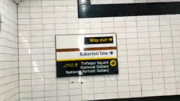 Charing cross Metro İstasyonu'na, trafiğe kapalı tünel Londra Metro, çıkış yolu. Londra, İngiltere — Stok video