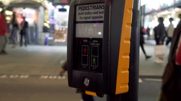 歩行者がボタンを押すし、交差点で緑色の記号を待ちます — ストック動画