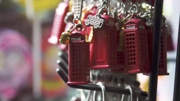 Souvenirs Uit Londen Sleutelhanger Rode Telefooncel — Stockvideo