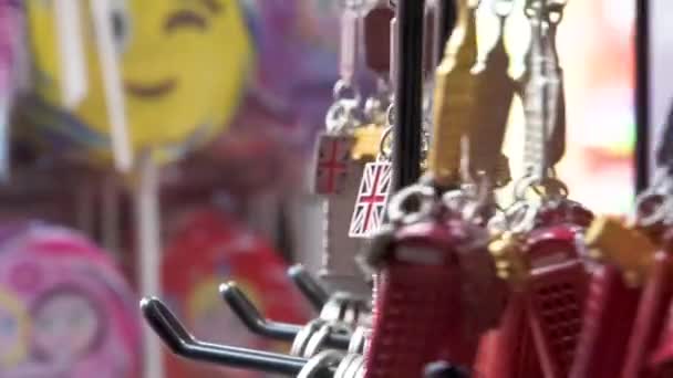 Souvenirs de Londres porte-clés Big Ben et cabine téléphonique rouge . — Video