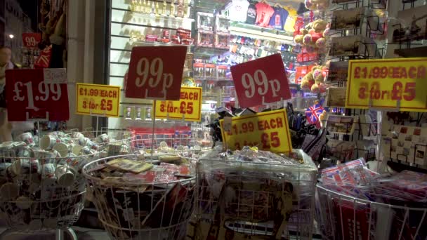 Britse Souvenierwinkel op Oxford street. London, Verenigd Koninkrijk — Stockvideo