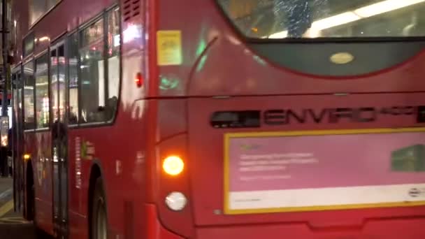 Julbelysning, röda bussar och svart förarhytter på livliga Oxford Street. London, Storbritannien — Stockvideo