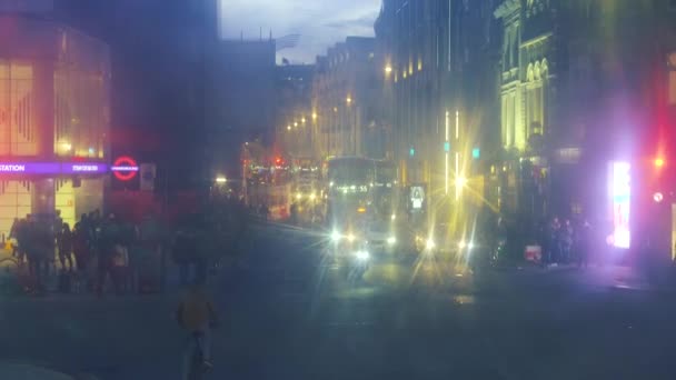 Noite embaçada luzes da rua do tráfego da cidade através do vidro da janela do ônibus . — Vídeo de Stock