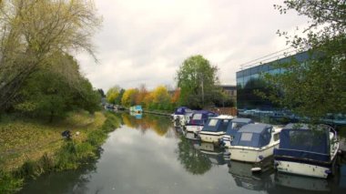 Gündüz sonbahar bulutlu balıkçı tekneleri nehir
