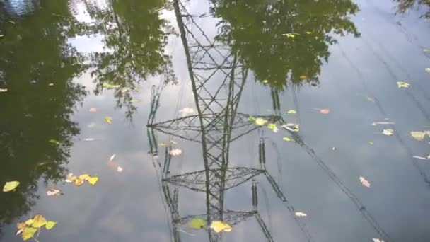 Żółty Autumn odchodzi wody odbicie energii elektrycznej pylon — Wideo stockowe