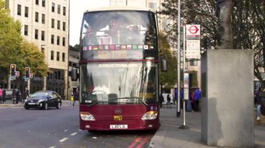 Gün zaman Londra kırmızı çift katlı alçak taban gezi otobüs durağı