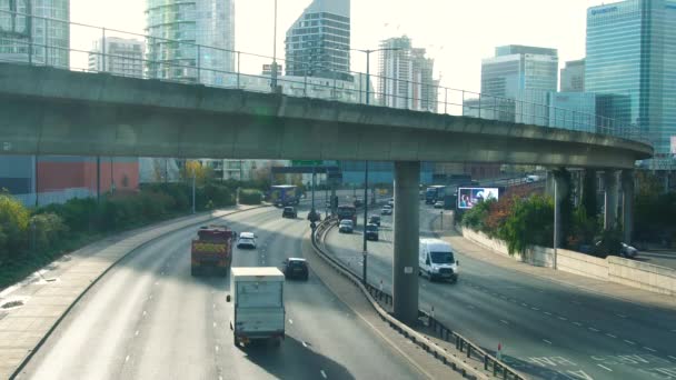 Dag tijd Londen Dlr brug auto verkeer wolkenkrabbers Canary Wharf — Stockvideo