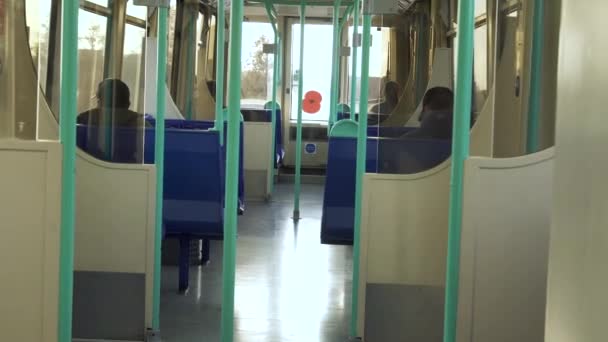 Durante el día Londres DLR, Dockland tren ligero personas dentro del vagón — Vídeo de stock