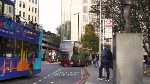 Gün zaman Londra kırmızı çift katlı alçak taban gezi otobüs durağı — Stok video