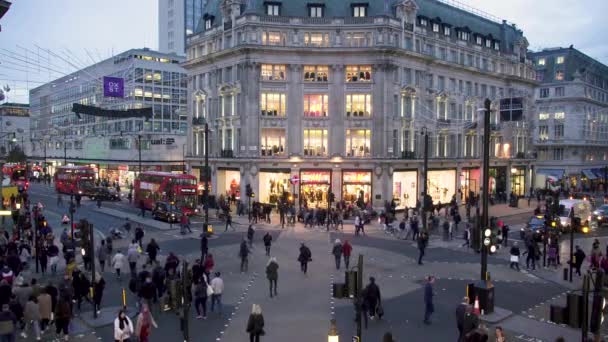 Iluminación nocturna Oxford Circus Regent calle peatonal cruce. Londres, Reino Unido — Vídeos de Stock