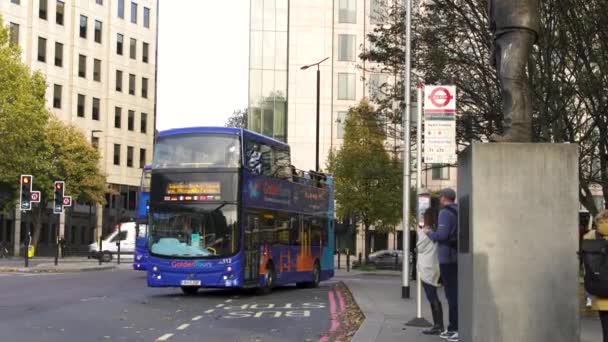 Dag tid London blå dubbeldäckare utflykt busshållplats. London, Storbritannien — Stockvideo