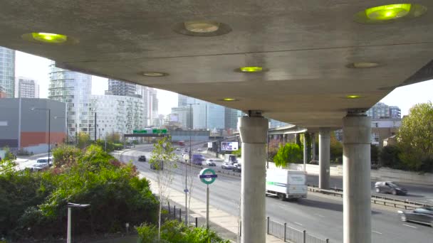 Hora del día Londres DLR puente rascacielos de tráfico de coches Canary Wharf — Vídeo de stock