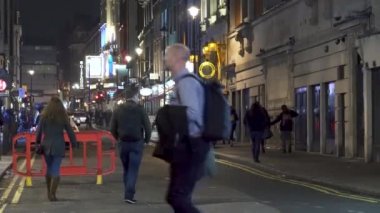 Gece sokak Londra Soho insanlar trafik ışıklı. Londra, İngiltere