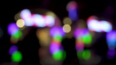 Gece sokak neon ışık dükkan insanlar bulanık