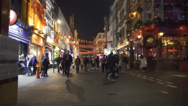 Chinatown στο Λονδίνο με διακοσμήσεις δρόμο τη νύχτα — Αρχείο Βίντεο
