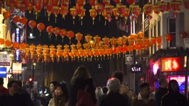 Chinatown in Londen met straat decoraties in de nacht — Stockvideo