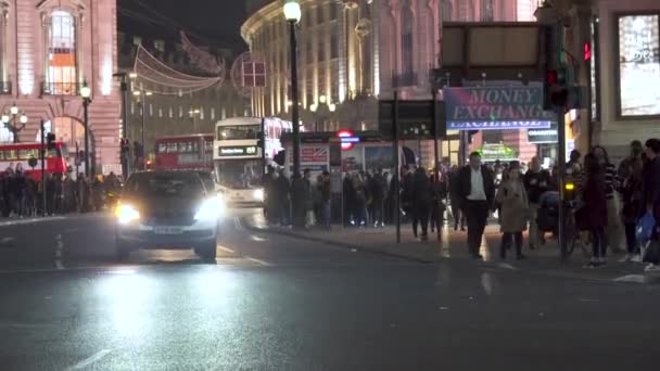 Natt upplyst London Piccadilly Circus skara människor gatutrafik. London, Storbritannien — Stockvideo