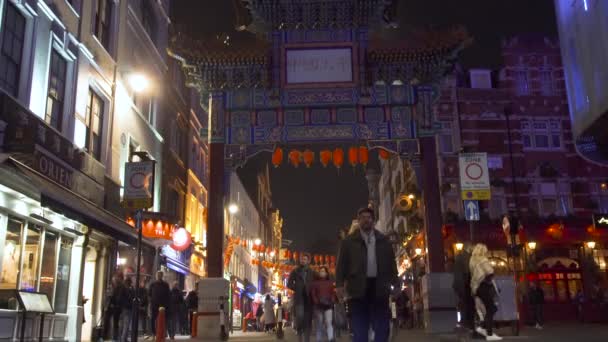 Nachttijd Chinatown gate rode decoratieve lantaarns Londen Soho Wardour straat — Stockvideo