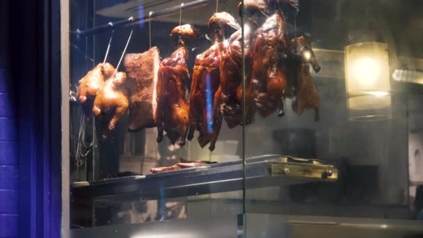 Night Chinatown London Soho district restaurant window peking roast duck. — Stock Video