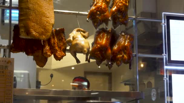 Night Chinatown London Soho district restaurant window peking roast duck. — Stock Video