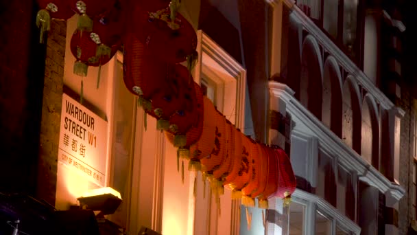 Nacht verlichting rode decoratieve lantaarns Chinatown Londen Soho Wardour straat — Stockvideo