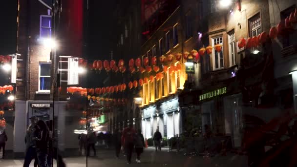 Noche Chinatown Londres Wardour calle peatonal chino restaurante ventana reflexión . — Vídeos de Stock