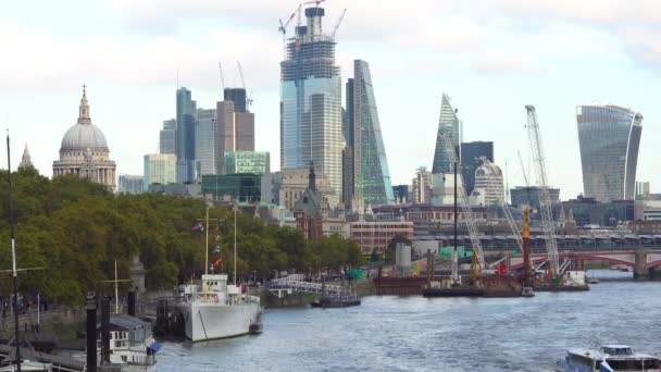 Gün içerisinde Londra Cityscape River Thames St Pauls Cathedral City, Londra gökdelenler Panorama — Stok video