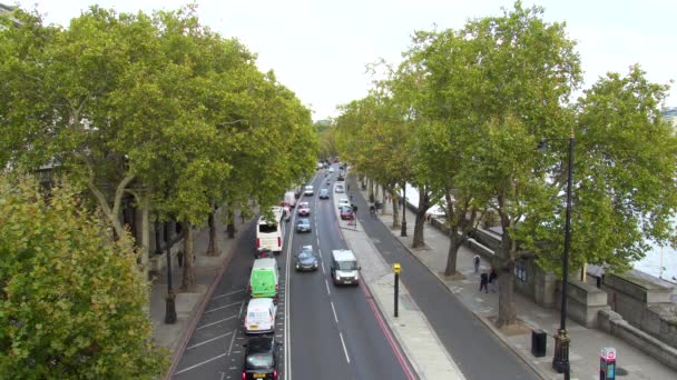 Hora del día Londres Victoria Embankment Road, Waterloo Bridge, Tráfico de Coches . — Vídeos de Stock