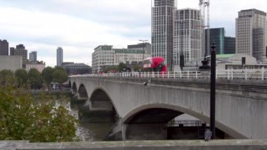Gün zaman London Waterloo Bridge, yürüme, araba trafik insanlar.