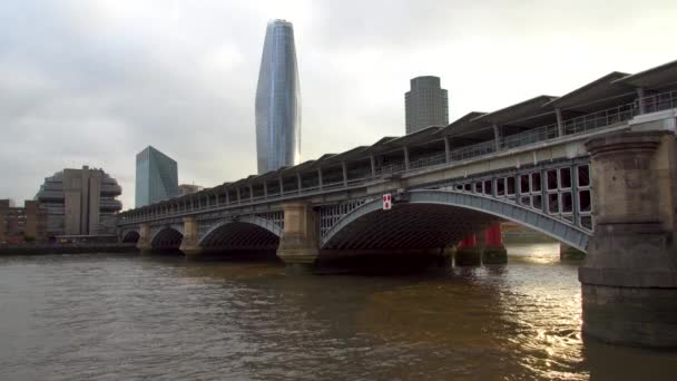 Hora del día Londres Blackfriars Railway Bridge Río Támesis — Vídeos de Stock