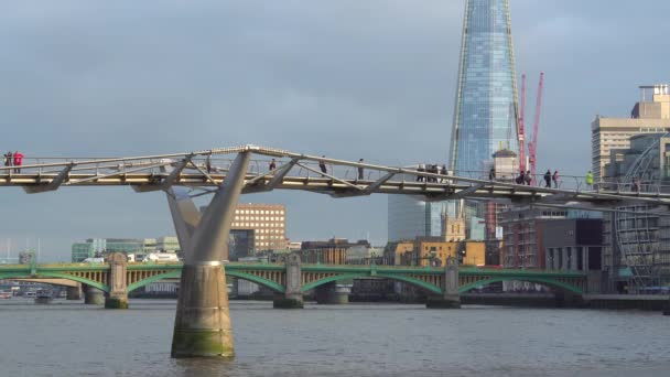 Ημέρας London City στον ορίζοντα, η γέφυρα Millennium, ουρανοξύστης θραύσμα, στον ποταμό Τάμεση, άνθρωποι περπατώ. — Αρχείο Βίντεο