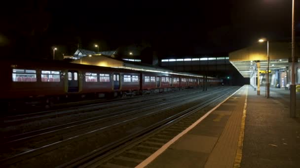 S-Bahn-Verkehr fährt nachts vom Bahnsteig ab. — Stockvideo