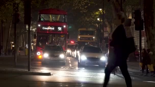 Illuminazione serale Northumberland Ave, marciapiede pedonale, bus rosso a due piani . — Video Stock