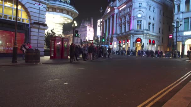 Avond verlichting Haymarket straat voetgangersoversteekplaats weg. London, Verenigd Koninkrijk. — Stockvideo