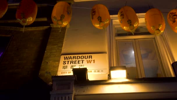 Iluminación nocturna linternas decorativas rojas Chinatown London Soho, señal de calle Wardour . — Vídeo de stock